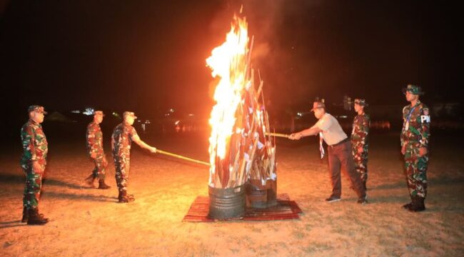 Foto: Suasana malam penutupan Latihan Dasar Kepemimpinan Siswa (LDKS) Kartika V-1 Balikpapan Tahun 2025 di Lapangan Sudirman Balikpapan, ditandai dengan penyalaan api unggun oleh perwakilan Kodam VI/Mulawarman bersama unsur pembina sekolah. (Dok. Pendam VI/Mlw)
