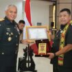 Foto: Pangdam VI/Mulawarman menyerahkan piagam penghargaan dan cendera mata kepada perwira yang memasuki masa purnawira dalam acara Serah Terima Jabatan Kainfolahta dan Wisuda Purnawira Pamen Kodam VI/Mulawarman di Aula Makodam VI/Mulawarman, Balikpapan. (Dok. Pendam VI/Mlw)