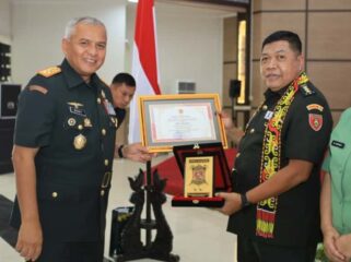 Foto: Pangdam VI/Mulawarman menyerahkan piagam penghargaan dan cendera mata kepada perwira yang memasuki masa purnawira dalam acara Serah Terima Jabatan Kainfolahta dan Wisuda Purnawira Pamen Kodam VI/Mulawarman di Aula Makodam VI/Mulawarman, Balikpapan. (Dok. Pendam VI/Mlw)