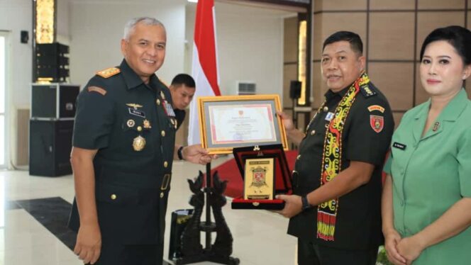 
					Foto: Pangdam VI/Mulawarman menyerahkan piagam penghargaan dan cendera mata kepada perwira yang memasuki masa purnawira dalam acara Serah Terima Jabatan Kainfolahta dan Wisuda Purnawira Pamen Kodam VI/Mulawarman di Aula Makodam VI/Mulawarman, Balikpapan. (Dok. Pendam VI/Mlw)