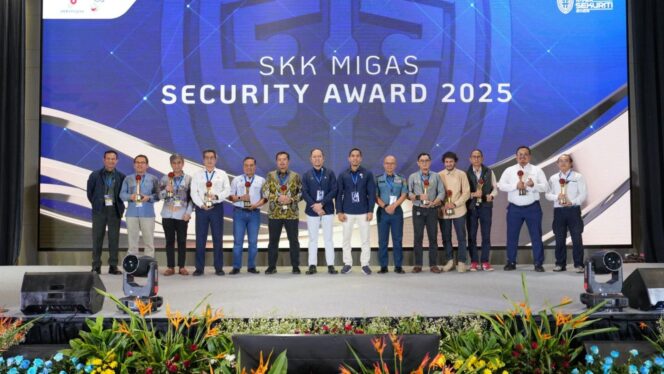 
					Foto: Para penerima penghargaan berfoto bersama dalam acara SKK Migas Security Award 2025 yang digelar di Bogor, 28–29 Oktober 2025. PT Pertamina Hulu Indonesia (PHI) melalui anak perusahaannya berhasil meraih empat penghargaan bergengsi atas kinerja dan inovasi dalam pengelolaan keamanan di sektor hulu migas. (Dok. PHI)