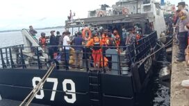 Foto: Personel Basarnas Balikpapan bersama Tim SAR Gabungan mengevakuasi korban tenggelam di Pantai Kemala, Kamis (13/11/2025). (Dok. Basarnas)
