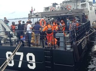 Foto: Personel Basarnas Balikpapan bersama Tim SAR Gabungan mengevakuasi korban tenggelam di Pantai Kemala, Kamis (13/11/2025). (Dok. Basarnas)