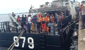 Foto: Personel Basarnas Balikpapan bersama Tim SAR Gabungan mengevakuasi korban tenggelam di Pantai Kemala, Kamis (13/11/2025). (Dok. Basarnas)