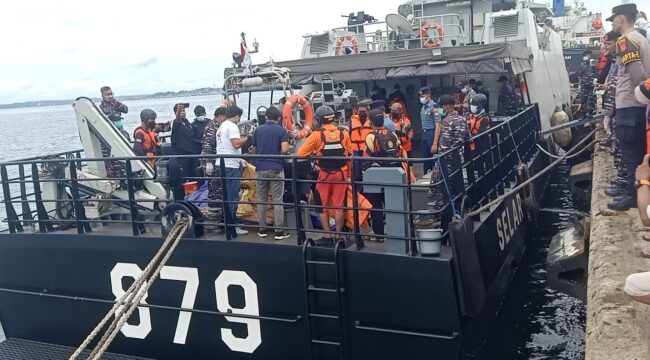 Foto: Personel Basarnas Balikpapan bersama Tim SAR Gabungan mengevakuasi korban tenggelam di Pantai Kemala, Kamis (13/11/2025). (Dok. Basarnas)