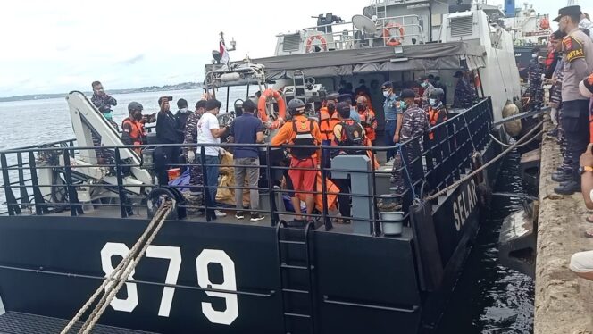
					Foto: Personel Basarnas Balikpapan bersama Tim SAR Gabungan mengevakuasi korban tenggelam di Pantai Kemala, Kamis (13/11/2025). (Dok. Basarnas)