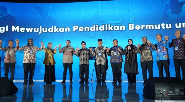 Foto: Bupati Penajam Paser Utara, Mudyat Noor (tengah), bersama Menteri Pendidikan Dasar dan Menengah Abdul Mu’ti serta para kepala daerah lainnya, berfoto bersama usai penandatanganan komitmen Revitalisasi Satuan Pendidikan dan Digitalisasi Pembelajaran Tahun 2026 pada Rakor Kepala Daerah di ICE BSD City, Tangerang, Kamis (13/11/2025). (Dok. Humas PPU)