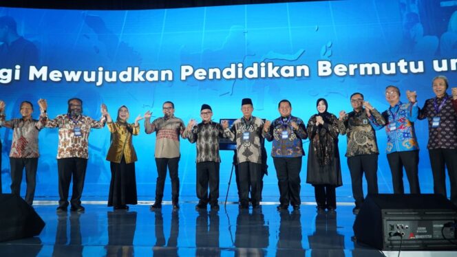 
					Foto: Bupati Penajam Paser Utara, Mudyat Noor (tengah), bersama Menteri Pendidikan Dasar dan Menengah Abdul Mu’ti serta para kepala daerah lainnya, berfoto bersama usai penandatanganan komitmen Revitalisasi Satuan Pendidikan dan Digitalisasi Pembelajaran Tahun 2026 pada Rakor Kepala Daerah di ICE BSD City, Tangerang, Kamis (13/11/2025). (Dok. Humas PPU)