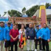 Foto: Perwakilan KIM Mangun Karya bersama peserta lainnya berpose di depan stan Kalimantan Timur pada KIM Fest 2025 di Tangerang. (Dok. Humas PPU)
