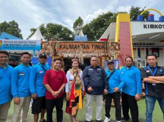 Foto: Perwakilan KIM Mangun Karya bersama peserta lainnya berpose di depan stan Kalimantan Timur pada KIM Fest 2025 di Tangerang. (Dok. Humas PPU)
