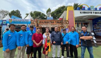 Foto: Perwakilan KIM Mangun Karya bersama peserta lainnya berpose di depan stan Kalimantan Timur pada KIM Fest 2025 di Tangerang. (Dok. Humas PPU)