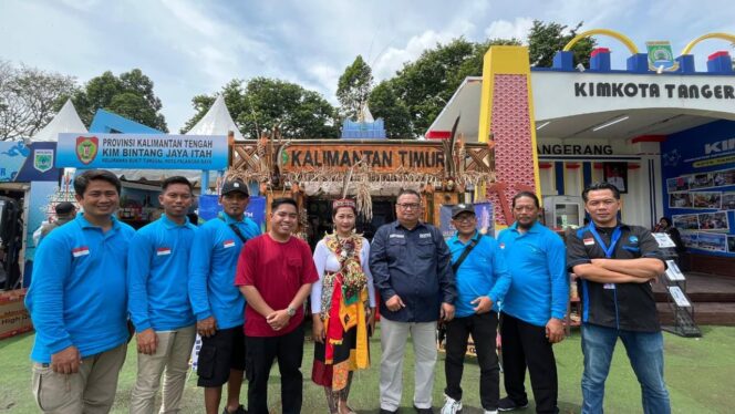 
					Foto: Perwakilan KIM Mangun Karya bersama peserta lainnya berpose di depan stan Kalimantan Timur pada KIM Fest 2025 di Tangerang. (Dok. Humas PPU)