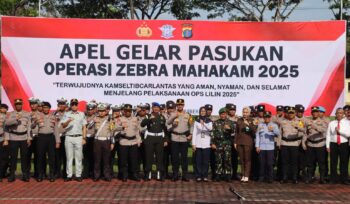 Foto: Para personel Polri, TNI, serta perwakilan instansi terkait berfoto bersama seusai Apel Gelar Pasukan Operasi Zebra Mahakam 2025 di Mapolres PPU. (Dok. Polres PPU)
