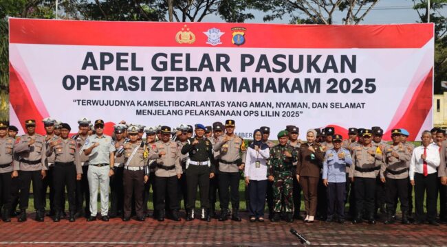 Foto: Para personel Polri, TNI, serta perwakilan instansi terkait berfoto bersama seusai Apel Gelar Pasukan Operasi Zebra Mahakam 2025 di Mapolres PPU. (Dok. Polres PPU)
