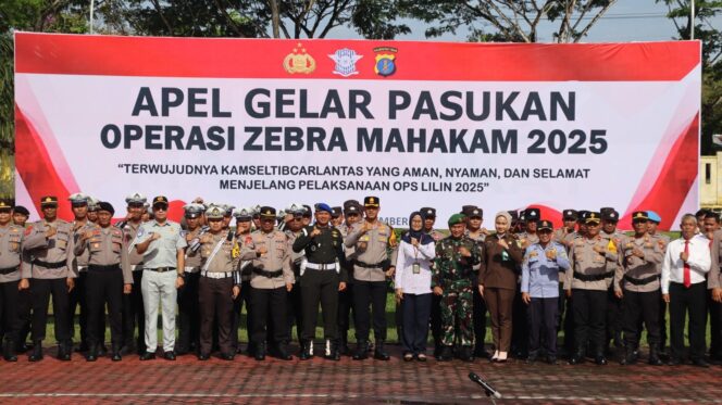 
					Foto: Para personel Polri, TNI, serta perwakilan instansi terkait berfoto bersama seusai Apel Gelar Pasukan Operasi Zebra Mahakam 2025 di Mapolres PPU. (Dok. Polres PPU)

