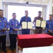 Foto: Para pejabat Pemerintah Kabupaten Penajam Paser Utara bersama perwakilan Bankaltimtara berpose usai penandatanganan Perjanjian Kerja Sama terkait program Kartu Penajam Cerdas di Ruang Rapat Bupati PPU, Senin (17/11/2025). (Dok. Humas PPU)