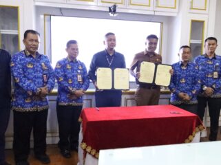 Foto: Para pejabat Pemerintah Kabupaten Penajam Paser Utara bersama perwakilan Bankaltimtara berpose usai penandatanganan Perjanjian Kerja Sama terkait program Kartu Penajam Cerdas di Ruang Rapat Bupati PPU, Senin (17/11/2025). (Dok. Humas PPU)
