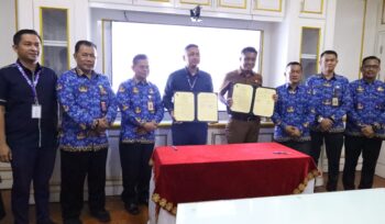 Foto: Para pejabat Pemerintah Kabupaten Penajam Paser Utara bersama perwakilan Bankaltimtara berpose usai penandatanganan Perjanjian Kerja Sama terkait program Kartu Penajam Cerdas di Ruang Rapat Bupati PPU, Senin (17/11/2025). (Dok. Humas PPU)