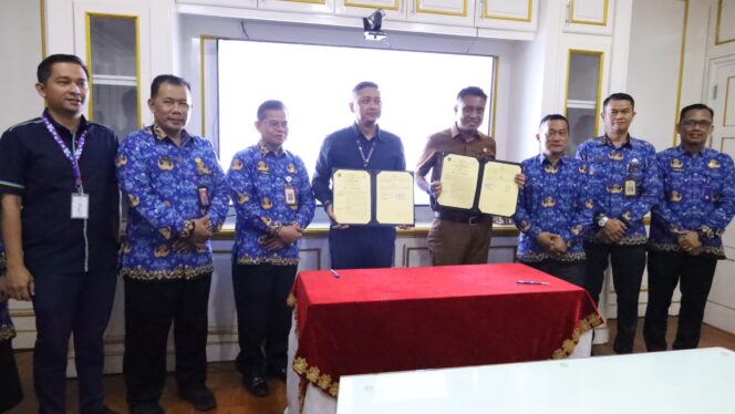 
					Foto: Para pejabat Pemerintah Kabupaten Penajam Paser Utara bersama perwakilan Bankaltimtara berpose usai penandatanganan Perjanjian Kerja Sama terkait program Kartu Penajam Cerdas di Ruang Rapat Bupati PPU, Senin (17/11/2025). (Dok. Humas PPU)