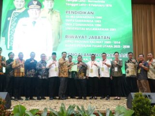 Foto: Bupati Penajam Paser Utara, Mudyat Noor, berfoto bersama para peserta dan tamu undangan usai terpilih sebagai Ketua Umum AKPSI periode 2025–2030 dalam Munas II yang digelar di Jakarta. (Dok. Humas PPU)
