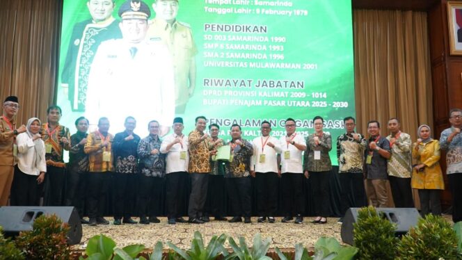 
					Foto: Bupati Penajam Paser Utara, Mudyat Noor, berfoto bersama para peserta dan tamu undangan usai terpilih sebagai Ketua Umum AKPSI periode 2025–2030 dalam Munas II yang digelar di Jakarta. (Dok. Humas PPU)
