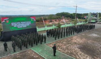 Foto: Para peserta retret pegawai Otorita Ibu Kota Nusantara (IKN) mengikuti Upacara Penutupan Retret Pegawai Otorita IKN Tahun 2025 di Pusat Latihan Tempur (Puslatpur) Amborawang, Selasa (18/11/2025). (Dok. Humas OIKN)