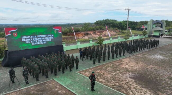 Foto: Para peserta retret pegawai Otorita Ibu Kota Nusantara (IKN) mengikuti Upacara Penutupan Retret Pegawai Otorita IKN Tahun 2025 di Pusat Latihan Tempur (Puslatpur) Amborawang, Selasa (18/11/2025). (Dok. Humas OIKN)