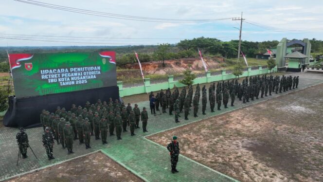 
					Foto: Para peserta retret pegawai Otorita Ibu Kota Nusantara (IKN) mengikuti Upacara Penutupan Retret Pegawai Otorita IKN Tahun 2025 di Pusat Latihan Tempur (Puslatpur) Amborawang, Selasa (18/11/2025). (Dok. Humas OIKN)