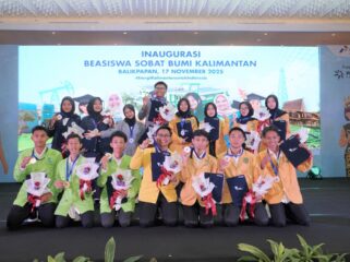 Foto: Para penerima Beasiswa Sobat Bumi Kalimantan (BSBK) 2025 berpose bersama seusai acara inaugurasi yang digelar PT Pertamina Hulu Indonesia (PHI) di Balikpapan pada 17 November 2025. Sebanyak 15 putra-putri terbaik dari berbagai wilayah Kalimantan resmi menerima beasiswa penuh untuk menempuh pendidikan sarjana. (Dok. PHI)