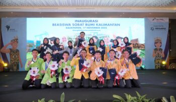Foto: Para penerima Beasiswa Sobat Bumi Kalimantan (BSBK) 2025 berpose bersama seusai acara inaugurasi yang digelar PT Pertamina Hulu Indonesia (PHI) di Balikpapan pada 17 November 2025. Sebanyak 15 putra-putri terbaik dari berbagai wilayah Kalimantan resmi menerima beasiswa penuh untuk menempuh pendidikan sarjana. (Dok. PHI)