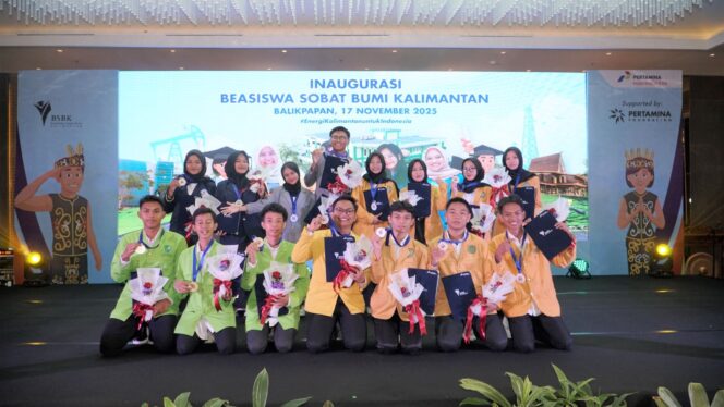 
					Foto: Para penerima Beasiswa Sobat Bumi Kalimantan (BSBK) 2025 berpose bersama seusai acara inaugurasi yang digelar PT Pertamina Hulu Indonesia (PHI) di Balikpapan pada 17 November 2025. Sebanyak 15 putra-putri terbaik dari berbagai wilayah Kalimantan resmi menerima beasiswa penuh untuk menempuh pendidikan sarjana. (Dok. PHI)