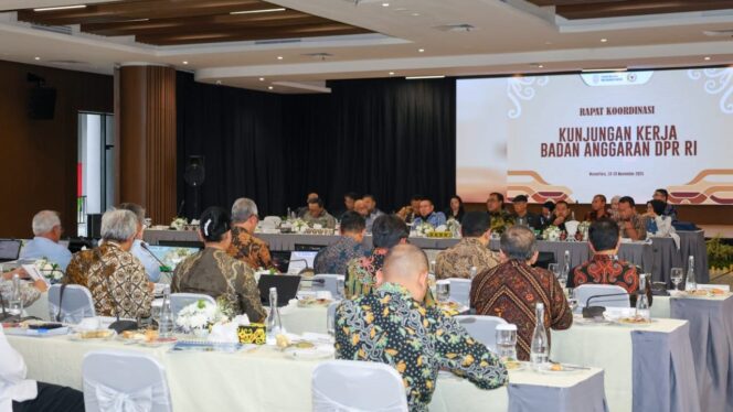 
					Foto: Para anggota Badan Anggaran (Banggar) DPR RI bersama jajaran Otorita Ibu Kota Nusantara (IKN) dan perwakilan pemerintah daerah mengikuti rapat koordinasi dalam rangka kunjungan kerja Banggar DPR RI di Multifunction Hall Kemenko 3, KIPP IKN, pada 19–20 November 2025. (Dok. Humas OIKN)
