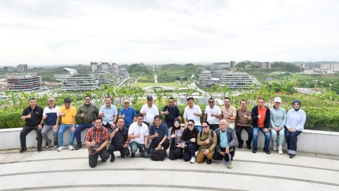 
					Foto: Keterangan foto : Badan Anggaran DPR RI, Kementerian Keuangan dan Bank Indonesia akhiri kunjungan kerja ke IKN dengan tinggalkan jejak hijau melalui penanaman 40 pohon di Plaza Bhineka Tunggal Ika dan peninjauan lapangan ke Istana Negara serta Plaza Legislatif pada Kamis (20/11/2025). (Dok. Humas OIKN)
