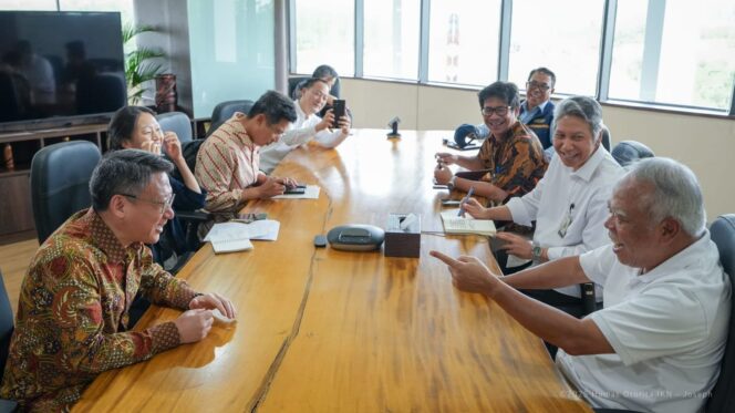 
					Foto: Otorita Ibu Kota Nusantara (IKN) menggelar rapat koordinasi bersama Acting Ambassador Kedutaan Besar Republik Korea untuk Republik Indonesia untuk membahas rencana hibah Water Purification Project dan Smart City Corporation Center di IKN pada Kamis (20/11/2025). (Dok. Humas OIKN)