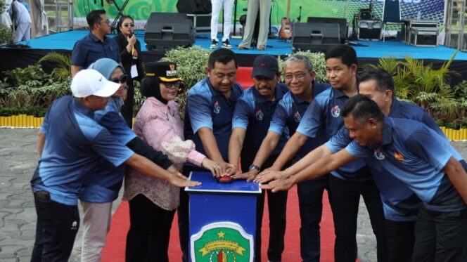 
					Foto: Bupati Penajam Paser Utara bersama jajaran pejabat daerah dan panitia secara simbolis menekan tombol pembukaan sebagai tanda dimulainya Pekan Olahraga Pelajar Daerah (POPDA) Kaltim XVII Tahun 2025 di PPU. (Dok. Humas PPU)
