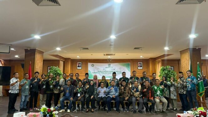 
					Foto: Para peserta Musyawarah Daerah (Musda) III Majelis Daerah KAHMI dan FORHATI Kabupaten Penajam Paser Utara berfoto bersama usai penetapan presidium terpilih periode 2025–2030 di Aula Lantai I Kantor Bupati PPU, Jumat (21/11/2025). (Dok. Humas PPU)