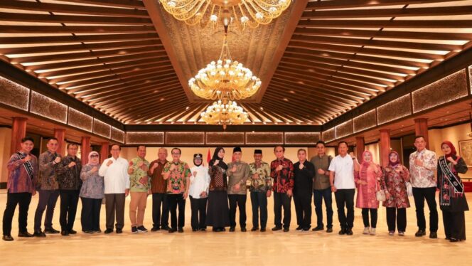 
					Foto: Para peserta Rapat Kerja Wakil Ketua DPD RI bidang Perekonomian dan Pembangunan bersama Otorita IKN, perwakilan daerah penyangga, serta pemangku kepentingan terkait berfoto bersama usai rangkaian agenda kunjungan dan diskusi di Nusantara. (Dok. Humas OIKN)