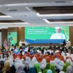 Foto: Ribuan peserta memadati kegiatan Nusantara Bertabligh II di Ibu Kota Nusantara. Acara yang digelar di sebuah aula besar ini menampilkan seorang penceramah di atas panggung serta tayangan visual bertema keagamaan di layar utama, dengan tim produksi TVRI turut melakukan peliputan. (Dok. Humas OIKN)