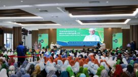 Foto: Ribuan peserta memadati kegiatan Nusantara Bertabligh II di Ibu Kota Nusantara. Acara yang digelar di sebuah aula besar ini menampilkan seorang penceramah di atas panggung serta tayangan visual bertema keagamaan di layar utama, dengan tim produksi TVRI turut melakukan peliputan. (Dok. Humas OIKN)