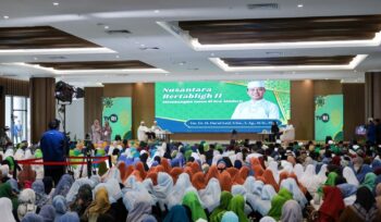 Foto: Ribuan peserta memadati kegiatan Nusantara Bertabligh II di Ibu Kota Nusantara. Acara yang digelar di sebuah aula besar ini menampilkan seorang penceramah di atas panggung serta tayangan visual bertema keagamaan di layar utama, dengan tim produksi TVRI turut melakukan peliputan. (Dok. Humas OIKN)