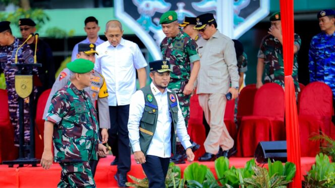 
					Foto: Sejumlah pejabat dan unsur TNI–Polri berjalan meninggalkan area utama usai pelaksanaan Apel Kesiapsiagaan Antisipasi Bencana Alam Provinsi Kaltim Tahun 2025 di Makodam VI/Mulawarman. Para peserta apel terdiri dari jajaran TNI, Polri, pemerintah daerah, dan instansi terkait lainnya. (Dok. Pendam VI/Mlw)