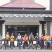 Foto: Para peserta dari komunitas sepeda berpose bersama di depan Mapolres Penajam Paser Utara sebelum memulai kegiatan gowes dalam rangka program Jumat Sehat yang dipimpin Kapolres PPU. (Dok. Polres PPU)