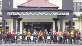 Foto: Para peserta dari komunitas sepeda berpose bersama di depan Mapolres Penajam Paser Utara sebelum memulai kegiatan gowes dalam rangka program Jumat Sehat yang dipimpin Kapolres PPU. (Dok. Polres PPU)
