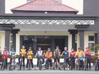 Foto: Para peserta dari komunitas sepeda berpose bersama di depan Mapolres Penajam Paser Utara sebelum memulai kegiatan gowes dalam rangka program Jumat Sehat yang dipimpin Kapolres PPU. (Dok. Polres PPU)