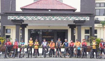 Foto: Para peserta dari komunitas sepeda berpose bersama di depan Mapolres Penajam Paser Utara sebelum memulai kegiatan gowes dalam rangka program Jumat Sehat yang dipimpin Kapolres PPU. (Dok. Polres PPU)