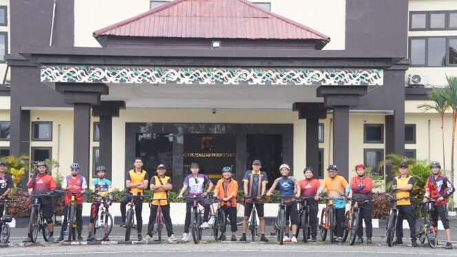 
					Foto: Para peserta dari komunitas sepeda berpose bersama di depan Mapolres Penajam Paser Utara sebelum memulai kegiatan gowes dalam rangka program Jumat Sehat yang dipimpin Kapolres PPU. (Dok. Polres PPU)