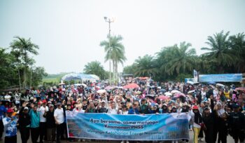 Foto: Ribuan warga Kecamatan Muara Badak turut memeriahkan Fun Walk PHSS 2025, acara jalan sehat yang digelar PT Pertamina Hulu Sanga Sanga sebagai bagian dari peringatan Hari Kesehatan Nasional. (Dok. PHSS)