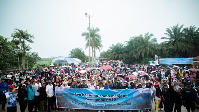 
					Foto: Ribuan warga Kecamatan Muara Badak turut memeriahkan Fun Walk PHSS 2025, acara jalan sehat yang digelar PT Pertamina Hulu Sanga Sanga sebagai bagian dari peringatan Hari Kesehatan Nasional. (Dok. PHSS)