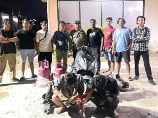 Foto: Petugas Satreskrim Polres Penajam Paser Utara saat mengamankan dua terduga pelaku pencurian material proyek MBG beserta barang bukti di Mapolres PPU. (Dok. Polres PPU)