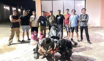 Foto: Petugas Satreskrim Polres Penajam Paser Utara saat mengamankan dua terduga pelaku pencurian material proyek MBG beserta barang bukti di Mapolres PPU. (Dok. Polres PPU)